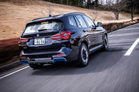 「iX3 Mスポーツ」には、「ハンズオフ機能付き渋滞運転支援機能」が標準で装備されている。今回、高速道路上で同機能を試してみて、静粛性や滑らかなスピードコントロールなど、電動車との相性の良さが確認できた。