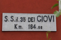 国道の基点からの距離を「Km」で示した石板が残る。S.S.とは国道の意味。