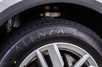 「アレンザ」というブランド名は、「向かう」という意味を持つラテン語の造語“AL”と、「エレガンス」という英語の造語“ENZA”を組み合わせたもの。ブリヂストンは、今後オンロードSUV向けタイヤをアレンザに統一していくという。