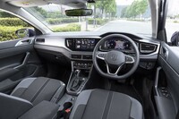 インテリア全体のつくりは変わらないが、ステアリングホイールがフラットデザインの「VW」エンブレムが付いた最新タイプになったり、ナビゲーション（オプション）の画面が大型化したりしている。