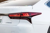 これまでメッキだったリアコンビランプのモールは、ピアノブラック仕上げに変更。形状も厚みが感じられるものとされた。