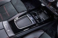 自然対話式音声認識機能を備えたインフォテインメントシステム「MBUX（メルセデス・ベンツ ユーザーエクスペリエンス）」が最新バージョンに進化したことにともない、MBUXを操作するセンターコンソールのタッチバッドを廃止。空いたスペースは小物入れに変更された。