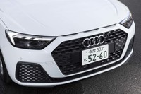 往年の名車「アウディ・スポーツクワトロ」を模したという3連スロットが左右ヘッドランプ間にレイアウトされる。光り物の少ない、いまどきのクルマとしては控えめなフロントマスクだ。