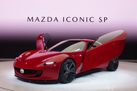 第1回ジャパンモビリティショーに展示された2ローターロータリーエンジンを搭載するコンセプトカー「マツダ・アイコニックSP」。