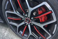 ルノー・スポールのエンジニアは、「メガーヌR.S.トロフィー」のセッティングを行うために、首都高を走り込んだという。19インチのアルミホイールは「TROPHY」と名付けられた専用品で、「ブリヂストン・ポテンザS001」タイヤを組み合わせていた。