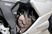 排気量249ccの4ストローク単気筒エンジン。冷却方式はスズキ久々の油冷で、動弁機構をSOHC 4バルブとするなど、徹底した小型軽量化が図られている。