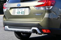 リアエンドには、シルバー加飾付きのバンパーガード（ディフューザータイプ）が装着される。