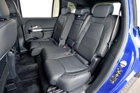 2列目シートは60：40の分割可倒式。リクライニング機構を備え、それぞれ前後に13cmほど（実測）スライド可能。