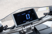 ハンドルバーの中央に備わるLCDディスプレイ。車速や走行距離、SOC（State Of Charge＝バッテリーの残量をパーセントで表示したもの）、走行可能距離などを確認できる。