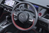 ステアリングホイールは本革巻きの専用デザイン。スムースレザーとディンプルレザーを組み合わせている。