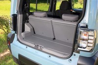 後席の背面とフロアボードには、汚れが付きにくい加工が施されている。