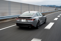 電動パワーステアリングはラックを平行式に変更し、合わせてバリアブルギアレシオを採用。操舵に対してリニアな反応が得られるようになった。