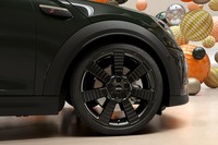 ブラックで塗られた18インチホイールが組み合わされる。