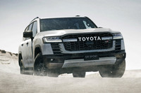 オフィシャルサイトにて納車待ちが「2年以上」となることが公言された現行型「トヨタ・ランドクルーザー」。新車の納車待ちが解消されれば「新しい系」の人気モデルは相場高騰が解消されそうなのだが……。