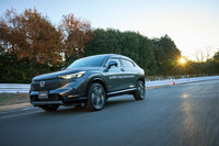 新しい小型車用ハイブリッドシステムと、電動AWDが搭載された試作車。緻密なモーター制御により、高い操縦安定性を実現している。