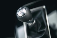 「CX-30」では、ディーゼル車を除いて、コンベンショナルなマニュアルトランスミッションが選択できる。