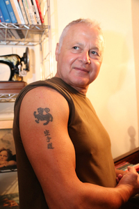 今回の主役であるジャンニ・デサンティスさんは、空手歴45年の元銀行員。写真のタトゥーは修行25周年を記念して彫ったもの。