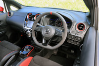 
	「NISMO」シリーズに共通して採用されるアルカンターラと本革のコンビネーションデザインのステアリングホイール。赤いセンターマークのステッチがポイント。
	