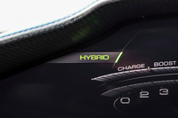 電動パワートレインの制御モードは「Qualify」「Performance」「Hybrid」「eDrive」の4種類。eDriveは他車で言うところのEVモードで、電気だけで走れる上限速度は135km/hとなっている。