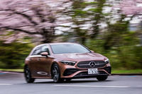 サスペンションは従来型と変わらず、「A180」ではフロント：マクファーソンストラット式、リア：トーションビーム式を採用。「AMGラインパッケージ」装着車には、標準より地上高を15mm低めた「ローワードコンフォートサスペンション」が組み込まれる。