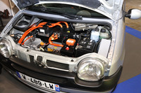 フロントには換装されたEV用各種ユニットが。