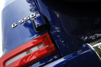 雨どいやボディーの外側に突き出たドアヒンジなど、クロカンならでは、「Gクラス」ならではのディテールはことごとく踏襲している。