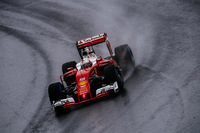 予選でのフェラーリはライバルのレッドブルと拮抗（きっこう）した戦いを繰り広げ、GP出走250回目のキミ・ライコネンがメルセデス勢に次ぐ3番グリッド、セバスチャン・ベッテル（写真）は5番グリッドを獲得。レースでは雨に翻弄（ほんろう）され、ライコネンはメインストレートでクラッシュ、リタイア。ベッテルはハーフスピンやフェルスタッペンに抜かれるなどしながらも5位完走。コンストラクターズランキングでフェラーリはレッドブルに次ぐ3位の座が確定した。（Photo=Ferrari）