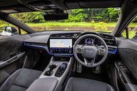 インテリアデザインは基本的にベースとなった「RZ450e“バージョンL”」に準じたものだが、ブラックとブルーの専用カラーと、ブルーステッチでスポーティーにコーディネートされている。ステアリングホイールには“F SPORT Performance”のエンブレムが備わる。