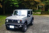 記者が終のクルマと決めているのが「スズキ・ジムニー」。先日「シエラ」のMTに試乗して、ライターの渡辺敏史氏、カメラマンの向後一宏氏ともども「こんなに楽しいとは！」とオドロいた。決して運転が楽なクルマではないけれど、好事家を自認する御仁は、試してみて損はないです。