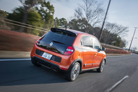 ボディーカラーは2色。テスト車に採用されている「オランジュ ブレイズ メタリック」と、「グリ リュネール メタリック」が用意される。