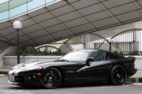 再びの芝浦PAにて一休み中の「バイパー」。特殊なクルマなので、任意保険で節約しようとしてもムダです。