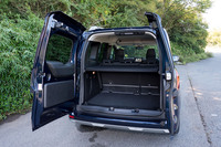 日本向け「カングー」ならではのダブルバックドアはそのまま。荷室容量は775～2800リッター。