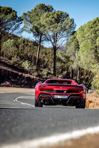 圧倒的な動力性能を備えながら、デザインにもドライブフィールにも仰々しいところのない「296GTB」は、既存のスーパースポーツとは一味違うクルマに感じられた。