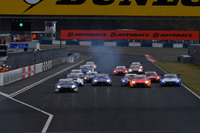 GT500クラスがスタート。手前には、接戦の予選において上位に並んだ「ホンダNSX-GT」の姿が目立つ。