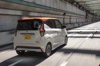 高速道路を行く2代目「デイズ」。プラットフォームを新開発したため吸音・遮音材の設定変更が可能に。「軽のレベルを超えた静粛性を実現した」とうたわれる。