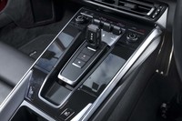 新型「ポルシェ911カレラS」のトランスミッションは、デュアルクラッチ式のATのみ。伝統的なMTは用意されない。