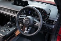 ステアリングホイールには回生ブレーキの強弱を変えられるコンパクトなシフトパドルが備わっている。左のアップ側、右のダウン側ともに2段階の変更が可能。