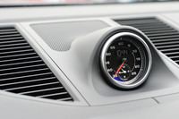 「マカン ターボ パフォーマンス」には、ドライブモードに最もハードな「スポーツ＋」が加えられる「スポーツクロノパッケージ」が標準装備される。写真のストップウオッチもパッケージの一部。