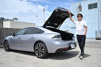 同乗者にも「シートにマッサージが付いてるなんてスゴ～イ！」と、ちょいワル特急の「マルチポイントランバーサポート」機能は大好評。永福町のトム・クルーズは、やはり無敵だ。（写真＝茂呂幸正）