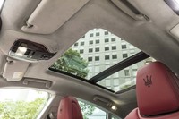 乗員の頭上には、大きなパノラマガラスルーフが広がる。