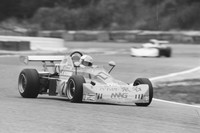 1976年11月に開催された日本グランプリにて、星野一義がドライブする「マーチ733」。世界最高峰のフォーミュラレースであるF1は、“国名＋グランプリ”というイベント名で開催されることが通例となっていたが、この年の日本では、全日本F2000選手権の最終戦が日本グランプリの名で行われることが、すでに決定していた。