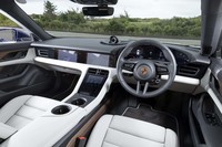 コックピットからインストゥルメントパネルにかけての造形は、サルーン「タイカン」のものと変わらない。空冷時代の「911」をイメージしてデザインされている。