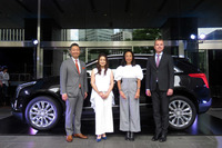 左からゼネラルモーターズ・ジャパンの若松 格社長、「XT5クロスオーバー」の魅力を訴求する「パワーウーマン プロジェクト」アンバサダーの高安晶子さんと亘つぐみさん、グローバル キャデラックのウヴァ・エリングハウス チーフマーケティングオフィサー。