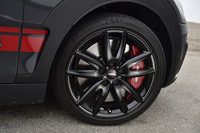 今回の試乗車では18インチサイズの「John Cooper Worksグリップスポーク ブラック」ホイールに225/40ZR18サイズの「ミシュラン・パイロットスーパースポーツ」タイヤが組み込まれていた。