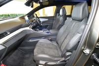 「GT BlueHDi」には、アルカンターラとテップレザーのコンビシートが標準で備わる。