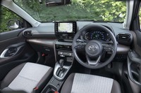 「ヤリス クロス ハイブリッドZ」のインテリアは、ダークブラウンがアクセント。縦にU字を描くセンターコンソールでSUVのたくましさが表現されている。