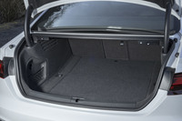 荷室容量450リッター（VDA値）の独立したトランクが備わる「RS 5クーペ」。荷室上部のレバーを用いて、リアシートの背もたれを前方に倒すことができる。