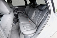 定員3人の後席。前席と同様、表皮には上質なファインナッパレザーが用いられている。