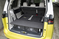 マルチフレックスボードがあるため、シートの背もたれを倒した跡地がフラットに使える。