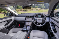 タッチ式スクリーンをセンターコンソールの上下に組み込み、スッキリとさせたインストゥルメントパネルまわりが特徴的な「イヴォーク」の2021年モデル。今回試乗した「S D200」グレードは、最新のオンラインインフォテインメントシステム「Pivi Pro」を標準装備している。